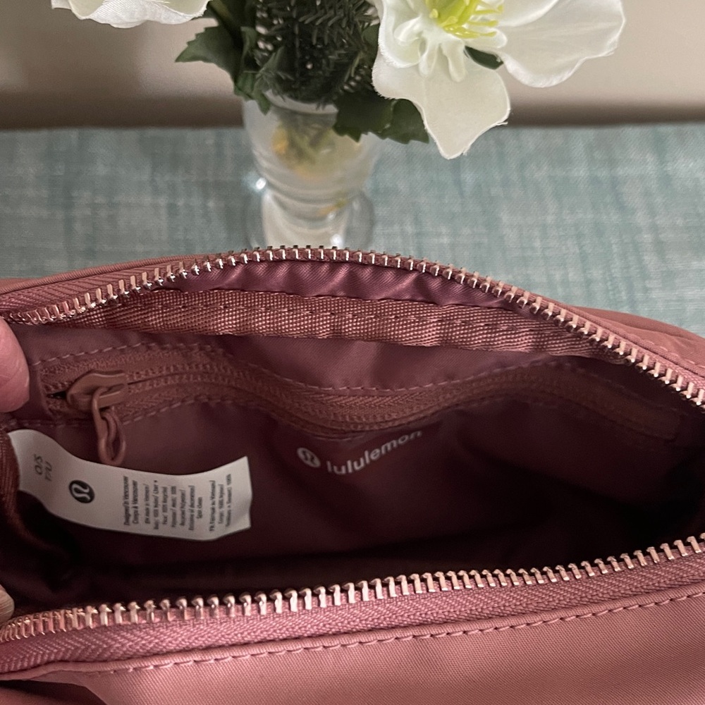 NWT-lululemon athletica mauve-pink crossbody bag with rose gold logo - Picture 7 of 11
